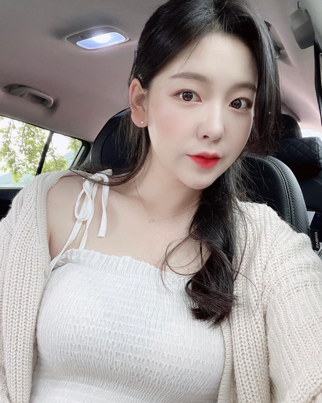 카페에서 대화하는 커플
